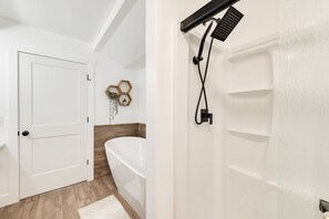 Shower, hair dryer, towels, soap - Cozy home in heart of Edmond (Edmond)