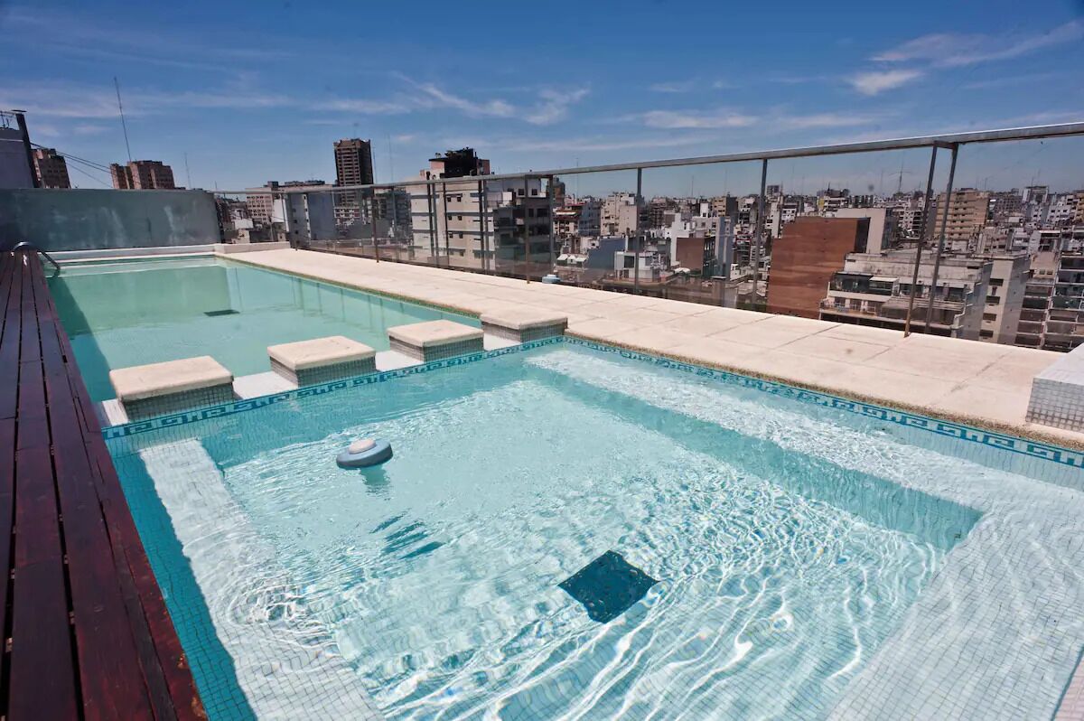 Una piscina al aire libre
