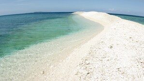 A beach with clear turquoise water and white sand. - VILLA  UNARIZAKI (Taketomi)