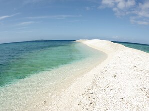 Aan een privéstrand, wit zand, strandlakens