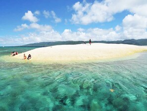 Plage privée, sable blanc, serviettes de plage