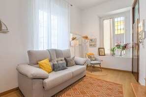 TV, books - CASA AMORES - Cosy flat in the centre of Seville with free Wifi (Seville)