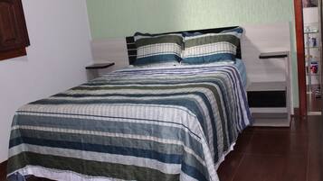 3 makuuhuonetta, silitysrauta/-lauta, ilmainen Wi-Fi, vuodevaatteet