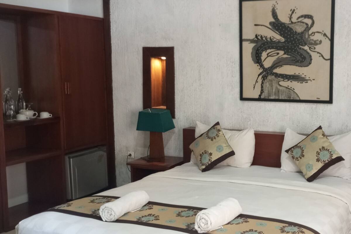 Habitación Deluxe doble, balcón | Ropa de cama de alta calidad, minibar, escritorio y wifi gratis