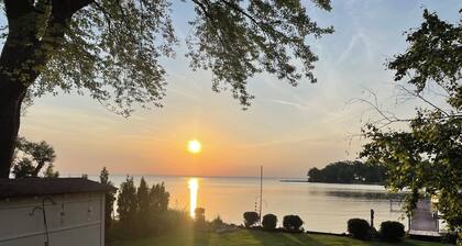 Lake Winnebago Water Front! Fishing! Boating! Quiet Bay! EAA!