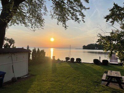 Lake Winnebago Water Front! Fishing! Boating! Quiet Bay! EAA!