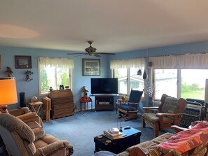 Smart TV - Lake Winnebago Water Front! Fishing! Boating! Quiet Bay! EAA! (Oshkosh)