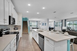 Ferienhaus, Mehrere Betten, Poolzugang, Poolblick (CVT1840-6B) | Eigene Küche | Kühlschrank, Mikrowelle, Ofen, Herdplatte