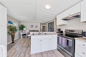 Feriehus - flere senge - boblebad - udsigt til have (CNL7324) | Privat køkken | Køleskab, mikrobølgeovn, ovn, kogeplade