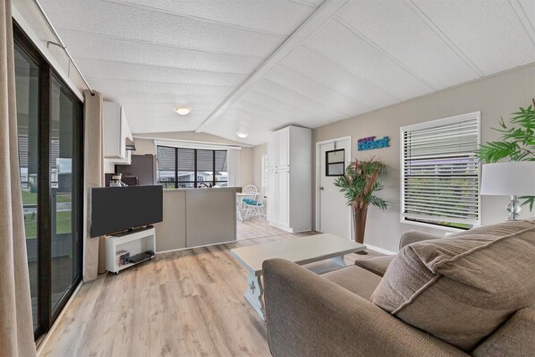 Feriehus - flere senge - boblebad - udsigt til have (CNL7324) | Opholdsområde | 40-tommers tv med digitale kanaler, MP3-dockingstation