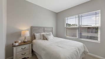 3 habitaciones, escritorio, tabla de planchar con plancha y wifi gratis