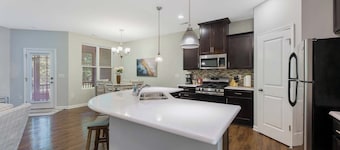 Where Relaxation Meets Home, KING Suite RETREAT, 14 MINS to RDU Airport, POOL