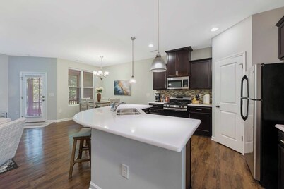 Where Relaxation Meets Home, KING Suite RETREAT, 14 MINS to RDU Airport, POOL