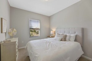 3 bedrooms, desk, iron/ironing board, free WiFi - Where Relaxation Meets Home, KING Suite RETREAT, 14 MINS to RDU Airport, POOL (Morrisville)