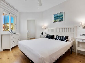 1 dormitorio, tabla de planchar con plancha, Internet y ropa de cama