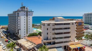 A hotel with multiple floors, a rooftop pool, and a view of the sea. - Micarlo 601 - Terrace, Second line of beach. 2 bedrooms (Torremolinos)