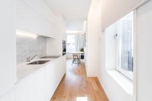 Een koelkast, een oven, een vaatwasser, een koffiezetapparaat/waterkoker