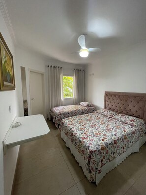 3 habitaciones, tabla de planchar con plancha, wifi y ropa de cama 