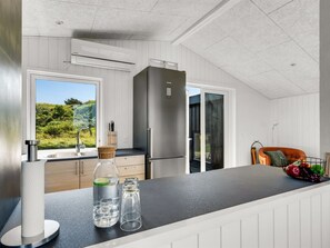 Kylskåp, mikrovågsugn, ugn och diskmaskin