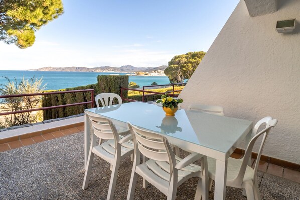Outdoor dining - Grifeu 15.1 - Semi-detached house with comm. pool (Llança)