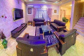 TV - House - Sleeps 6 & private parking (Ikeja GRA)