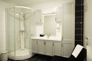 Douche, séchoir à cheveux, serviettes fournies