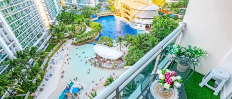 من حمّامات السباحة المغطاة