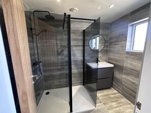 Douche, sèche-cheveux, serviettes fournies