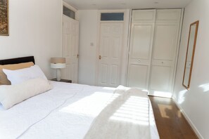 House | 4 bedrooms, iron/ironing board, free WiFi, bed sheets - 4 Bed House - Sleeps 8 - Hottub - Garden - Parking (Milton Keynes)