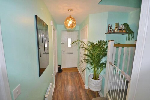 4 Bed House - Sleeps 8 - Hottub - Garden - Parking