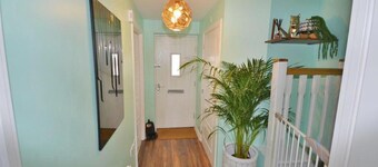 4 Bed House - Sleeps 8 - Hottub - Garden - Parking