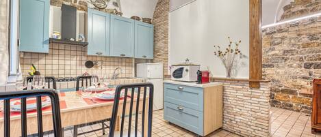 Jääkaappi, mikroaaltouuni, uuni, liesi