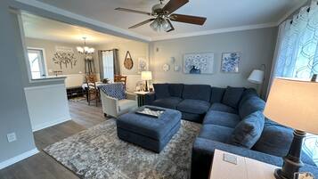 TV connectée, lecteur de DVD, livres, vidéothèque