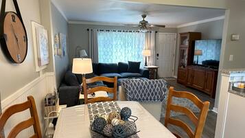 TV connectée, lecteur de DVD, livres, vidéothèque