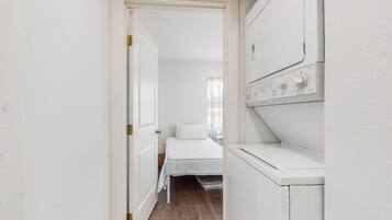 2 habitaciones, tabla de planchar con plancha, internet y ropa de cama