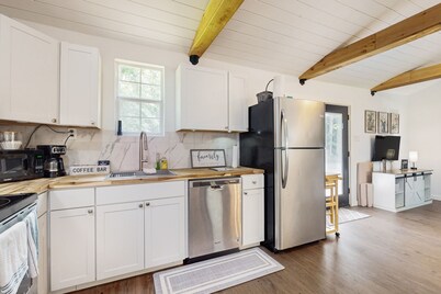 Charming home with wooden porch, streaming, washer/dryer, AC