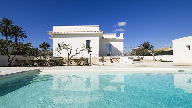 A modern white building with a pool in front. - Beautiful private villa for 6 people with WIFI, private pool, A/C, TV and terrace (Marsala)
