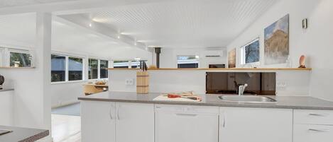 Kjøleskap, mikrobølgeovn, ovn og oppvaskmaskin