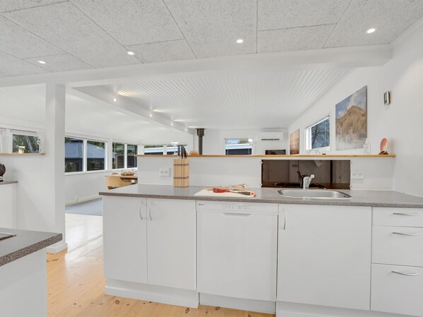 Frigorífico, microondas, horno y lavavajillas