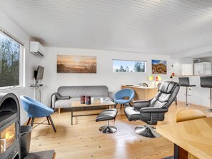 Tv, eldstad och bordsfotboll