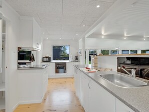 Fridge, microwave, dishwasher, cookware/dishes/utensils