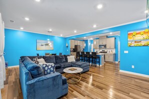 Smart TV, fireplace - Stylish & Central Townhome in the Heart of Raleigh (Raleigh)