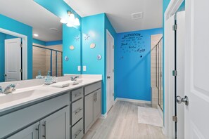 Hair dryer, towels, soap, shampoo - Stylish & Central Townhome in the Heart of Raleigh (Raleigh)