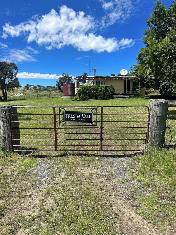 Property grounds - Tressa Vale Cottage - A peaceful country Cottage away from the hustle and bustle (Woolbrook)