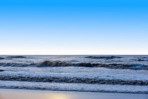 På stranden