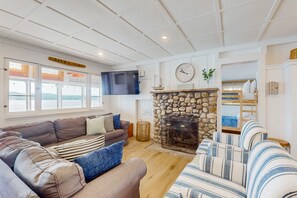 TV - Lakefront home with gorgeous views, decks & grill on Keuka lake (Jerusalem)