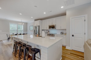 Fridge, microwave, oven, stovetop - Charming lakefront retreat with game room and covered dock access (Mineral)