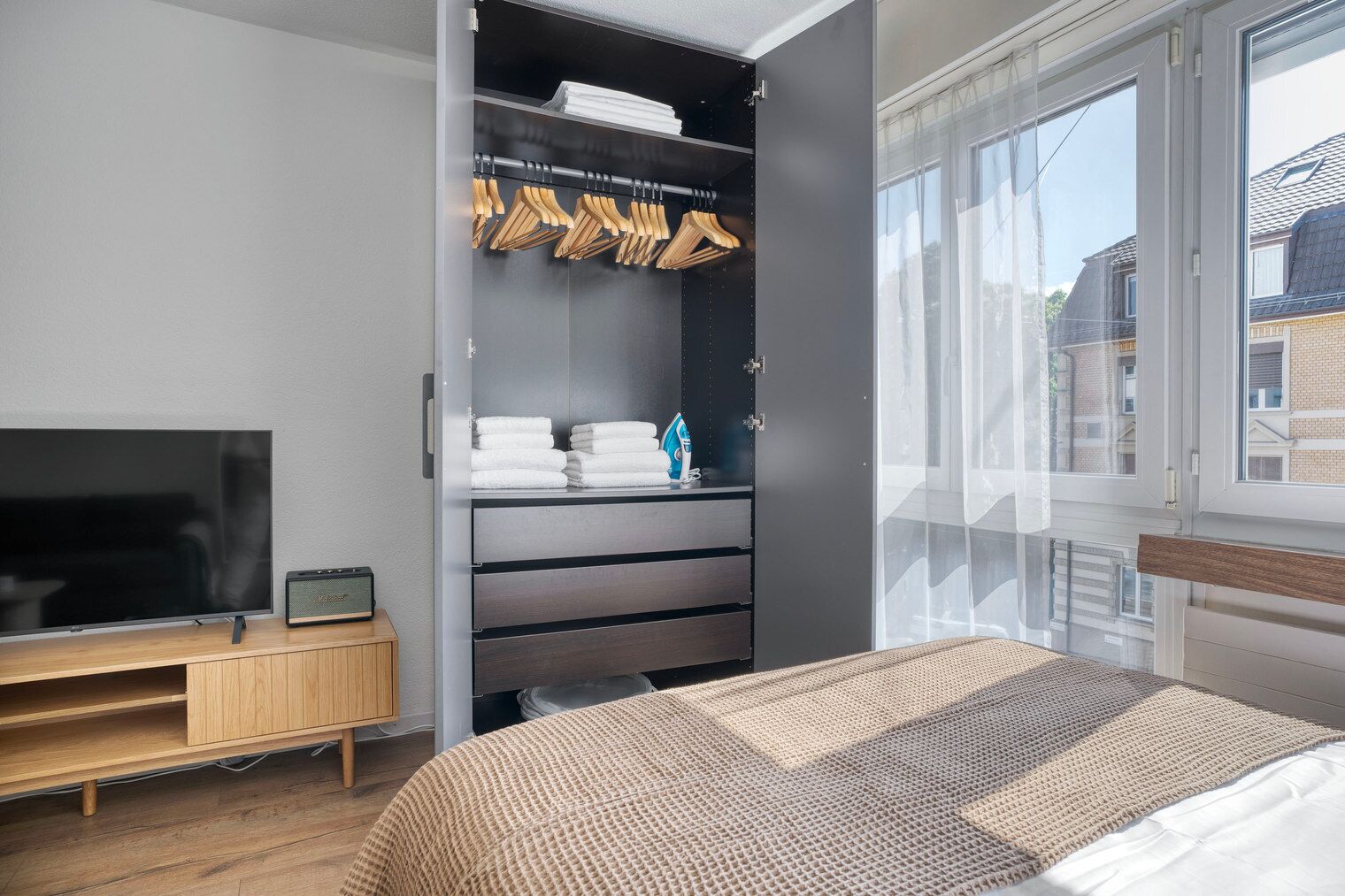 Iron/ironing board, WiFi, bed sheets