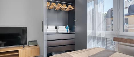 Iron/ironing board, WiFi, bed sheets