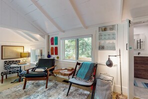 Interior - Quiet charming cottage near the heart of town, walk to Ogunquit Beach (Ogunquit)